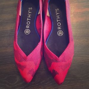 Rothy’s pointed flat in red camo